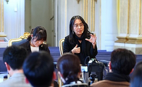 2024 노벨문학상 수상자인 한강 작가가 6일(현지시간) 스웨덴 스톡홀름 노벨박물관에서 기자회견을 하고 있다.<연합뉴스>